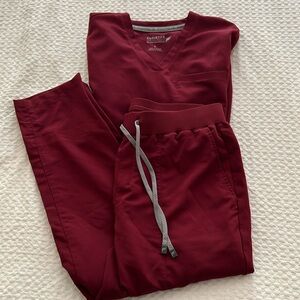 Fabletics scrub set in color wine